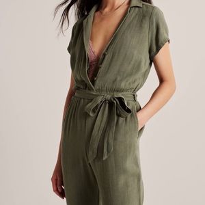 ABERCROMBIE & FITCH- Short-Sleeve Collared Jumpsuit (XS)